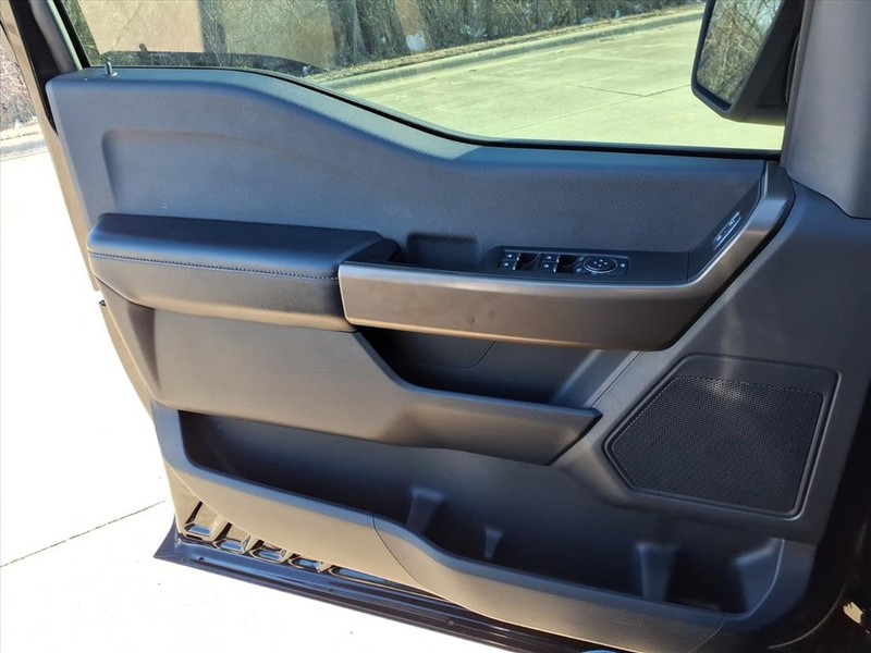 Ford F-150 Vehicle Full-screen Gallery Image 18