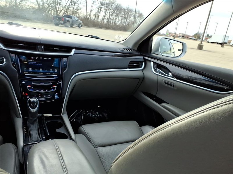 Cadillac XTS Vehicle Full-screen Gallery Image 9