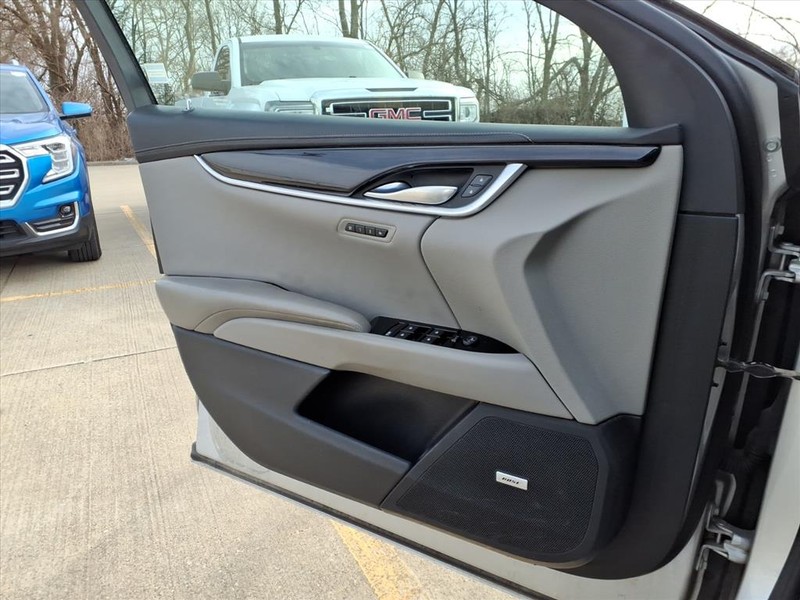 Cadillac XTS Vehicle Full-screen Gallery Image 19