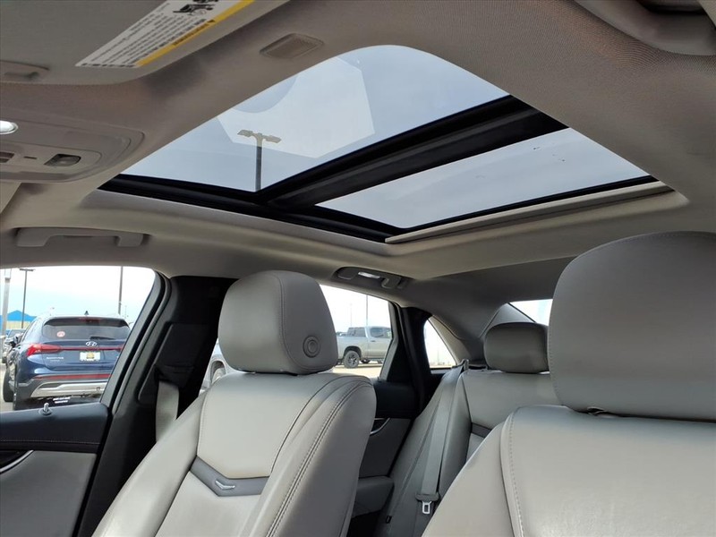 Cadillac XTS Vehicle Full-screen Gallery Image 21