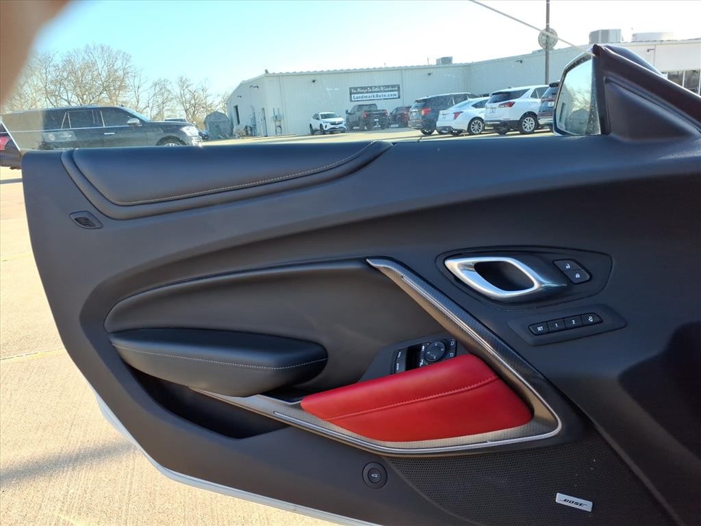 Chevrolet Camaro Vehicle Full-screen Gallery Image 16