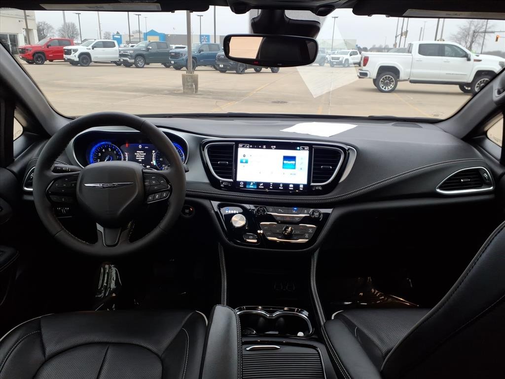 Chrysler Pacifica Vehicle Full-screen Gallery Image 08