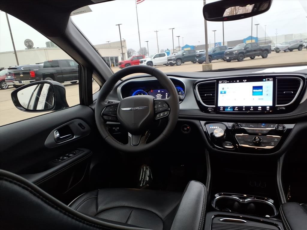 Chrysler Pacifica Vehicle Full-screen Gallery Image 10