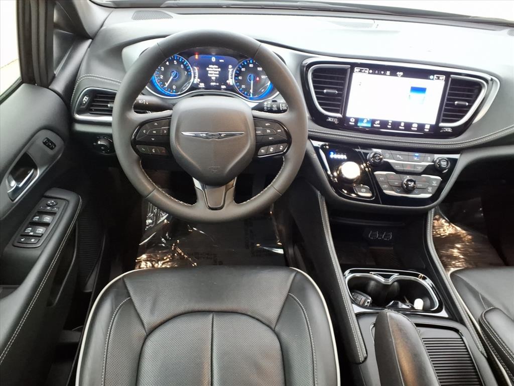 Chrysler Pacifica Vehicle Full-screen Gallery Image 11