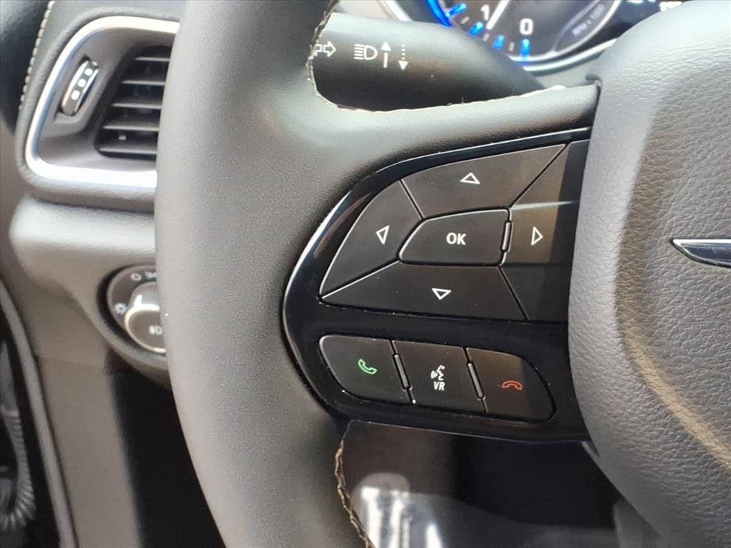 Chrysler Pacifica Vehicle Full-screen Gallery Image 15