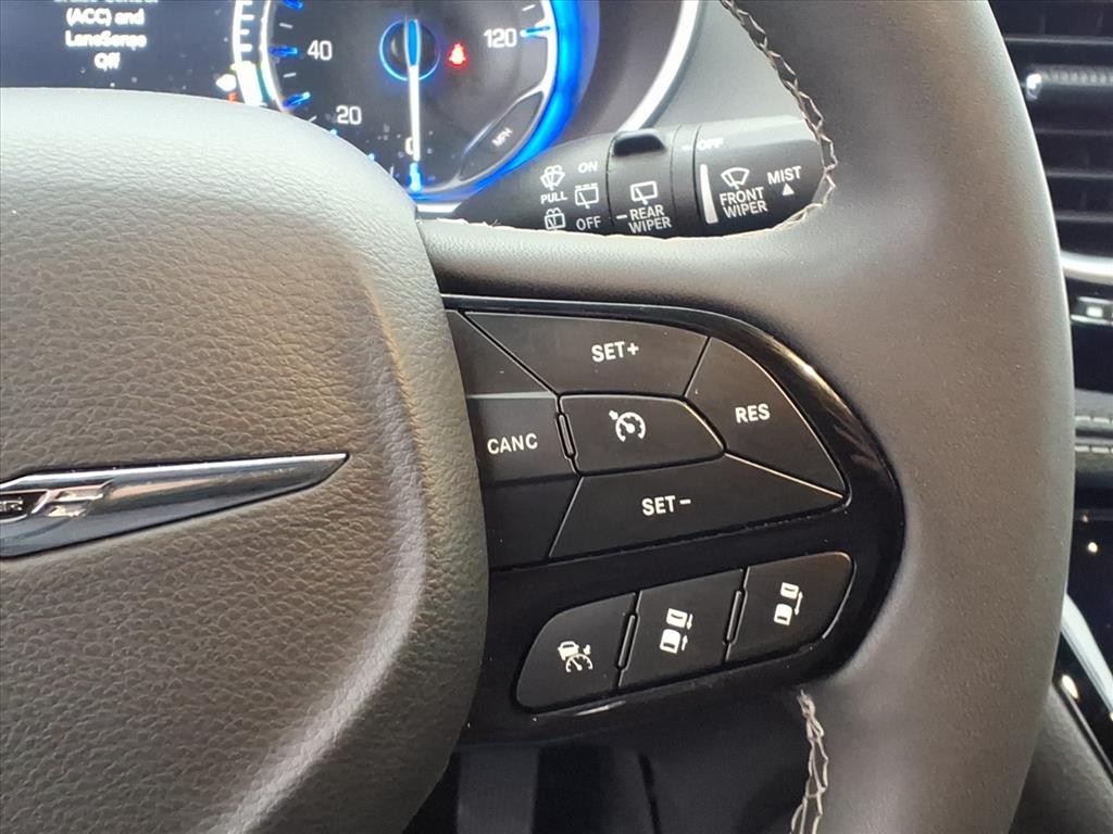 Chrysler Pacifica Vehicle Full-screen Gallery Image 16