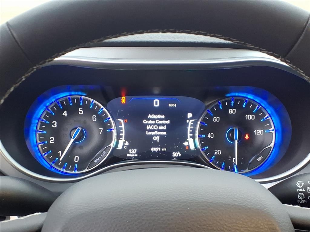 Chrysler Pacifica Vehicle Full-screen Gallery Image 17