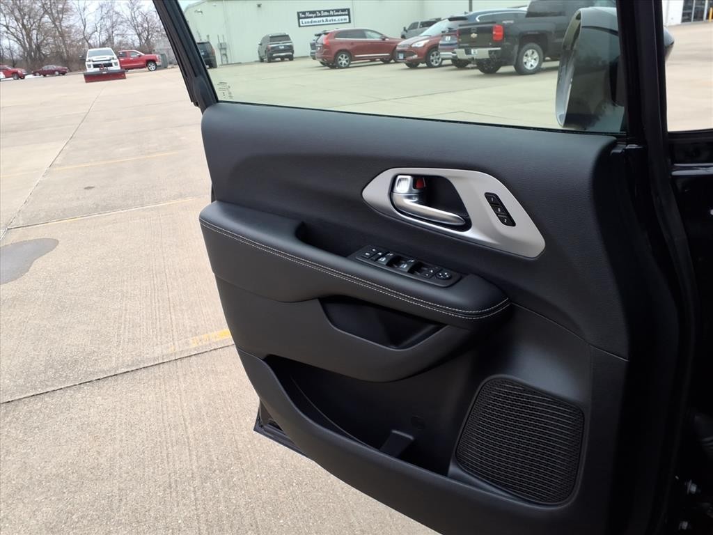 Chrysler Pacifica Vehicle Full-screen Gallery Image 18