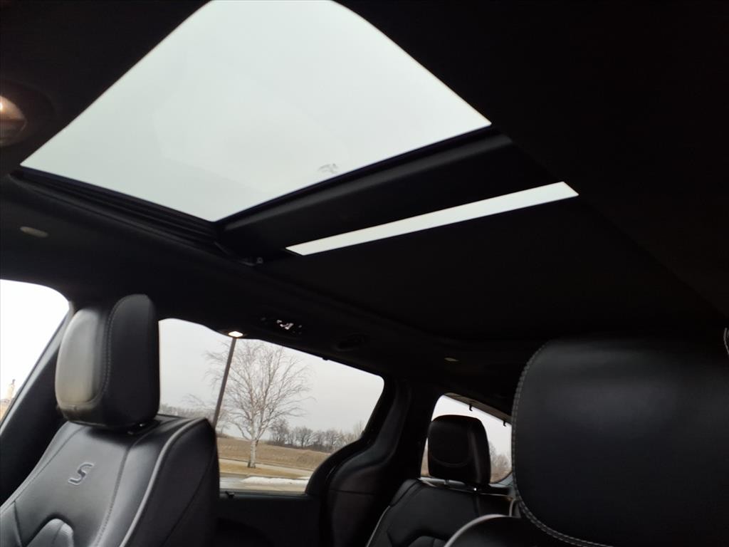 Chrysler Pacifica Vehicle Full-screen Gallery Image 20