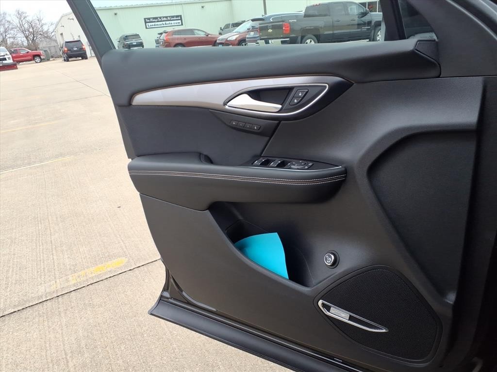 Buick Envision Vehicle Full-screen Gallery Image 17