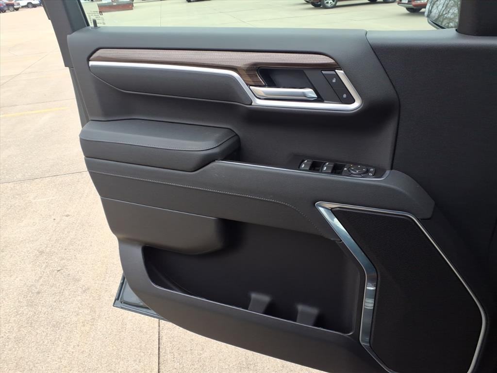 Chevrolet Silverado 1500 Vehicle Full-screen Gallery Image 15