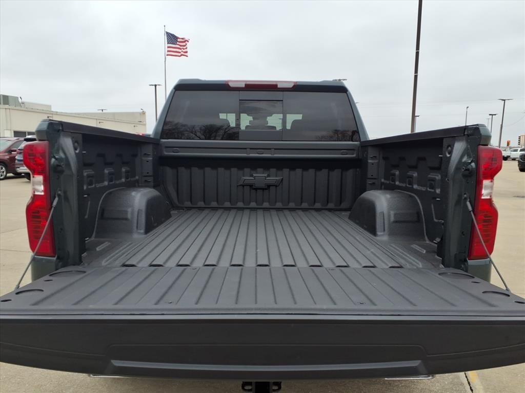 Chevrolet Silverado 1500 Vehicle Full-screen Gallery Image 18