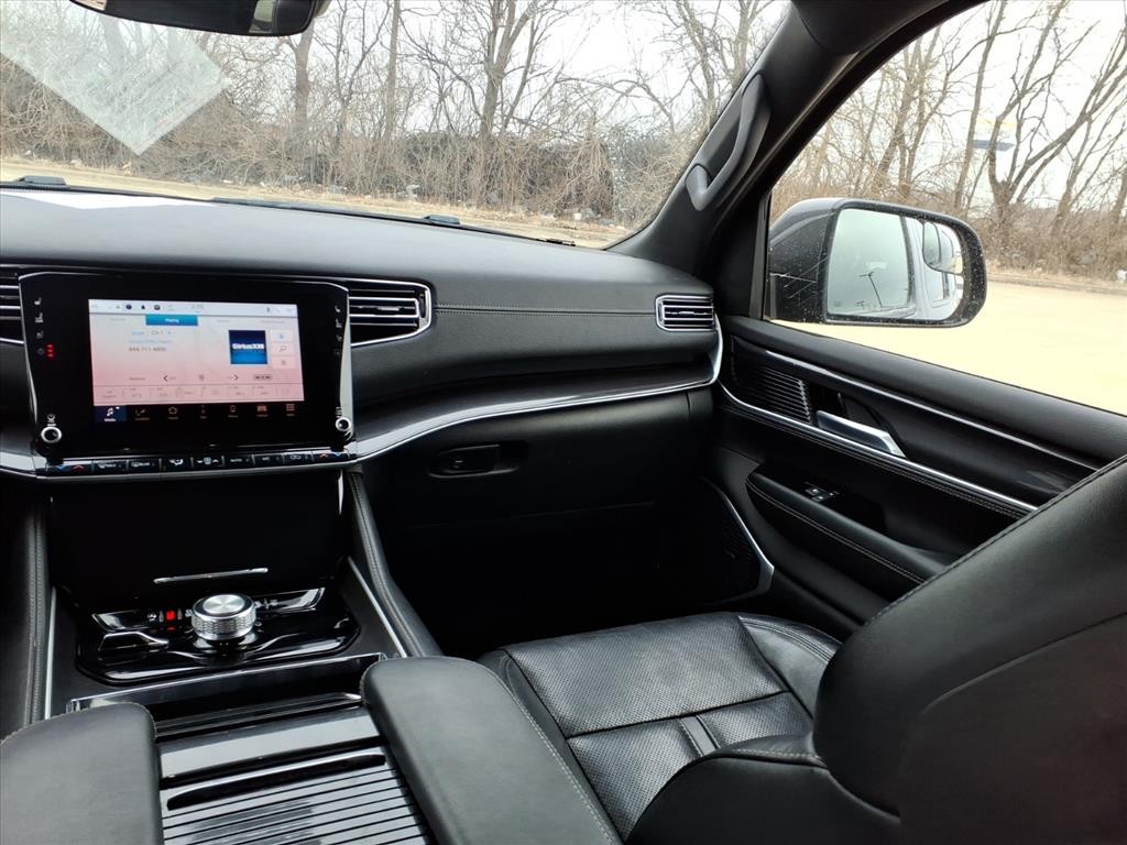 Jeep Wagoneer Vehicle Full-screen Gallery Image 9