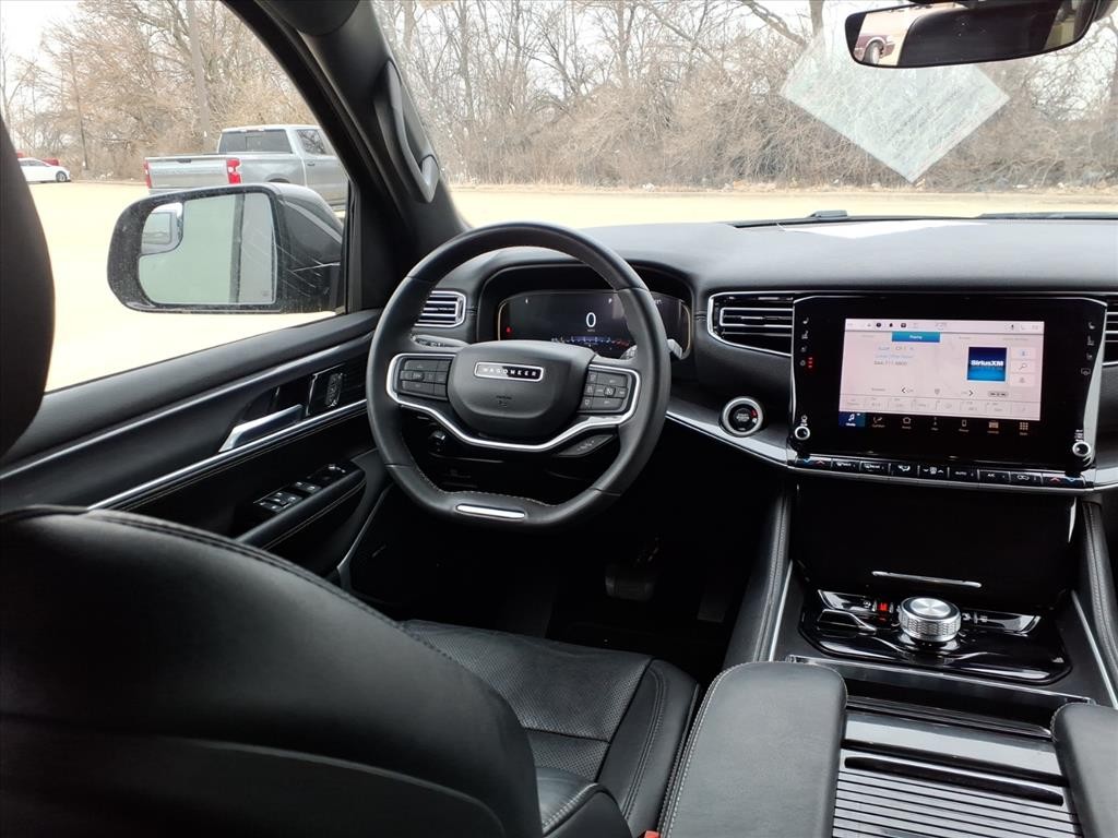 Jeep Wagoneer Vehicle Full-screen Gallery Image 10