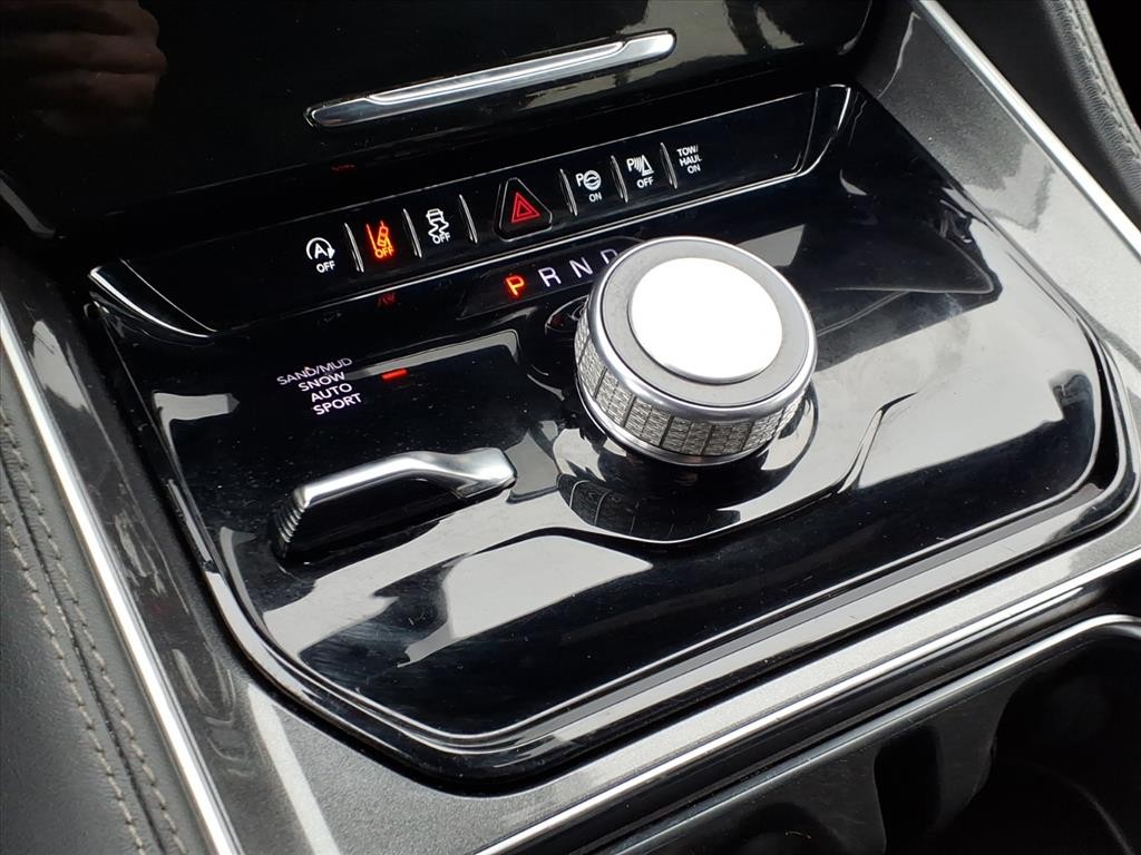 Jeep Wagoneer Vehicle Full-screen Gallery Image 15