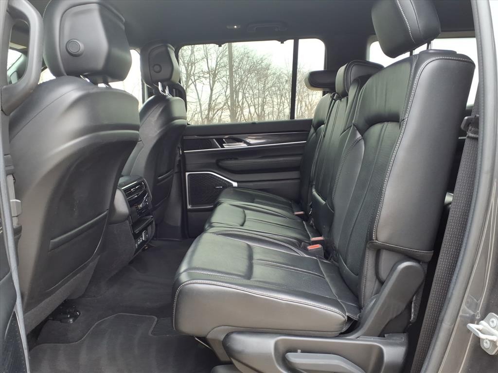 Jeep Wagoneer Vehicle Full-screen Gallery Image 21