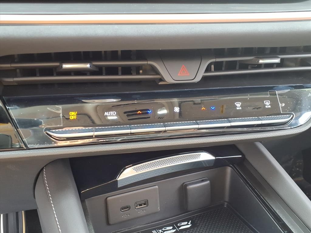 Buick Envision Vehicle Full-screen Gallery Image 10