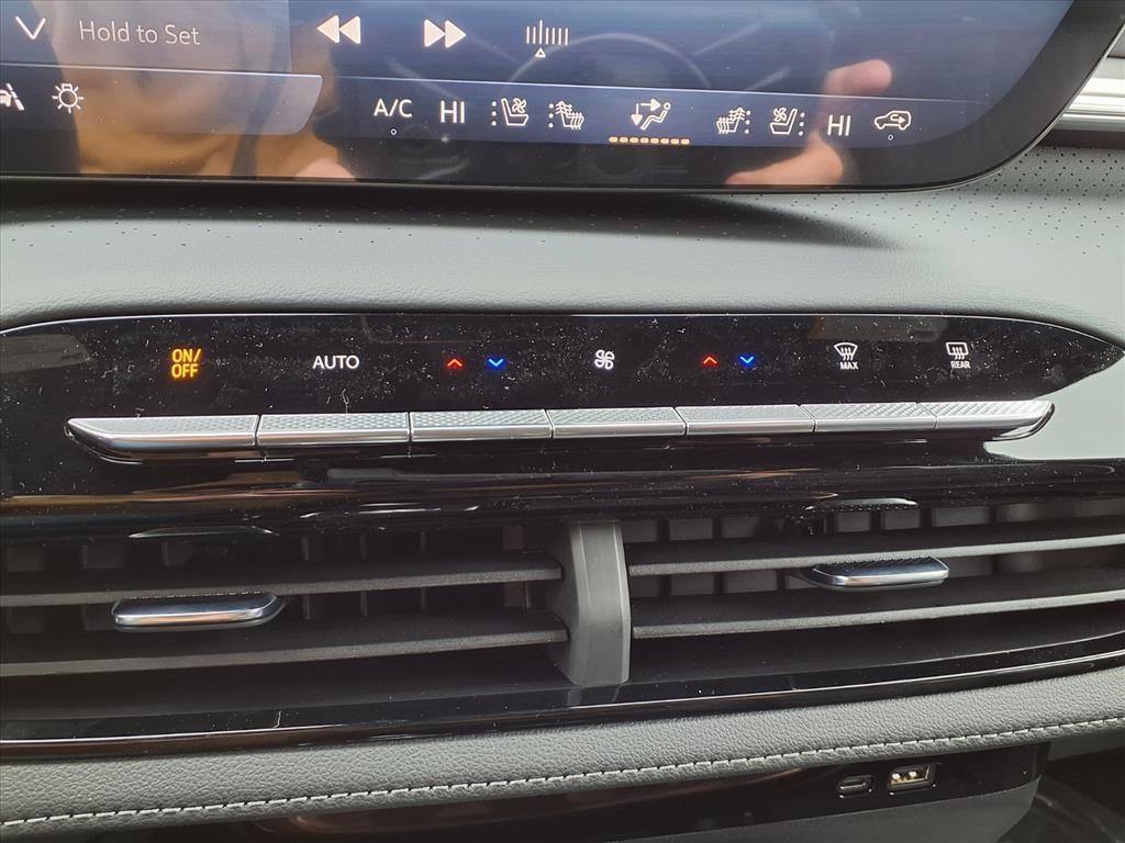 Buick Enclave Vehicle Full-screen Gallery Image 8