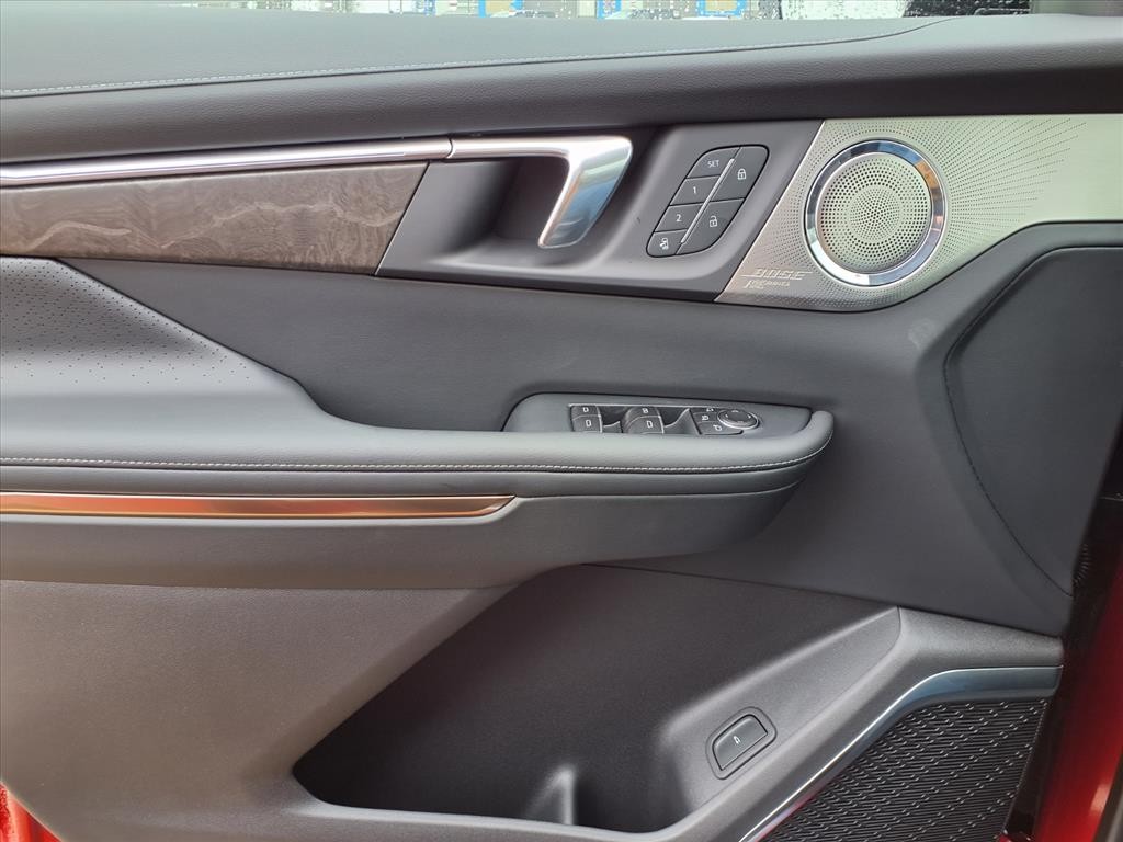 Buick Enclave Vehicle Full-screen Gallery Image 17