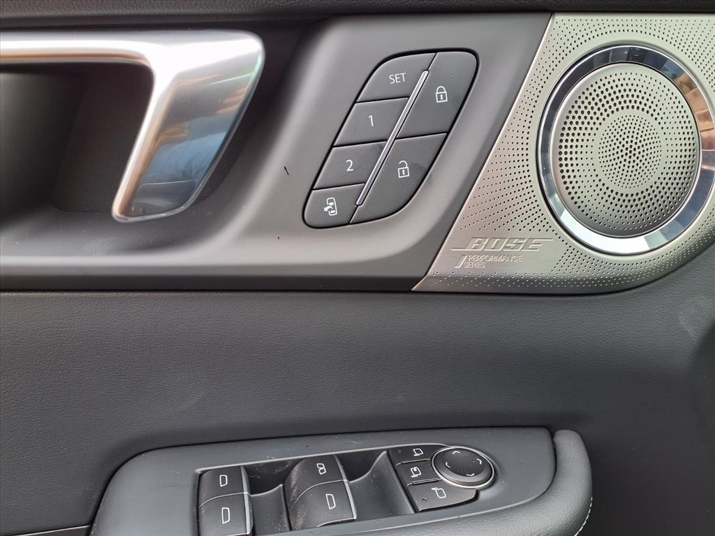 Buick Enclave Vehicle Full-screen Gallery Image 18