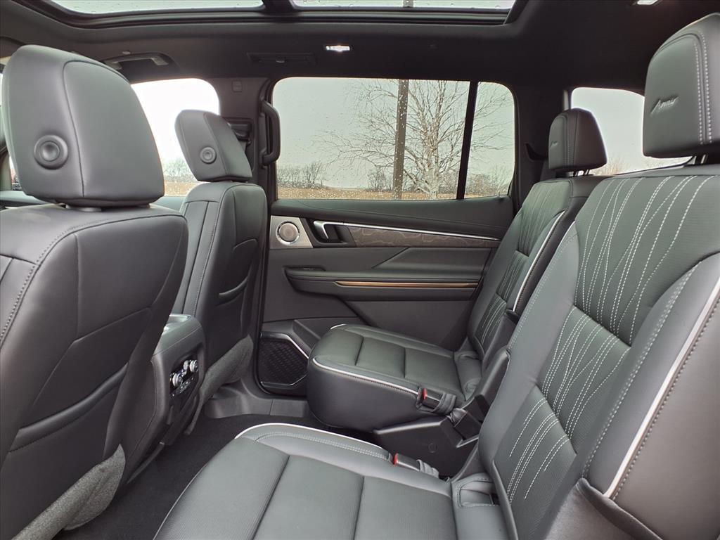 Buick Enclave Vehicle Full-screen Gallery Image 23