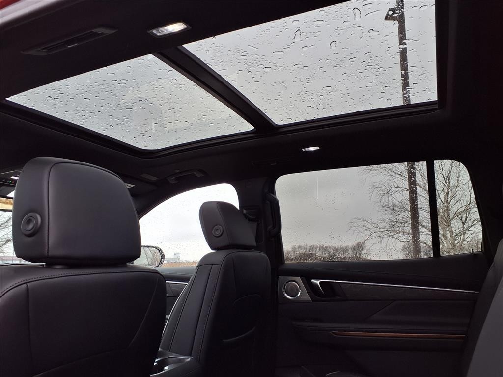 Buick Enclave Vehicle Full-screen Gallery Image 24