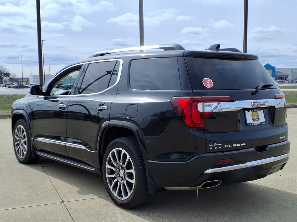 GMC Acadia Vehicle Full-screen Gallery Image 3