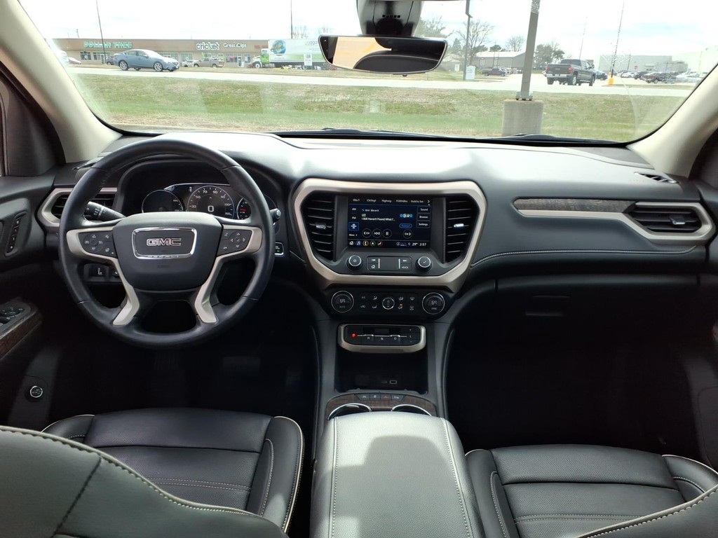 GMC Acadia Vehicle Full-screen Gallery Image 4