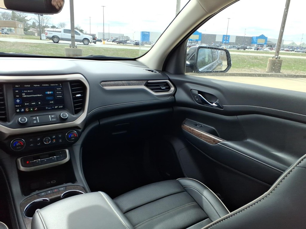 GMC Acadia Vehicle Full-screen Gallery Image 5