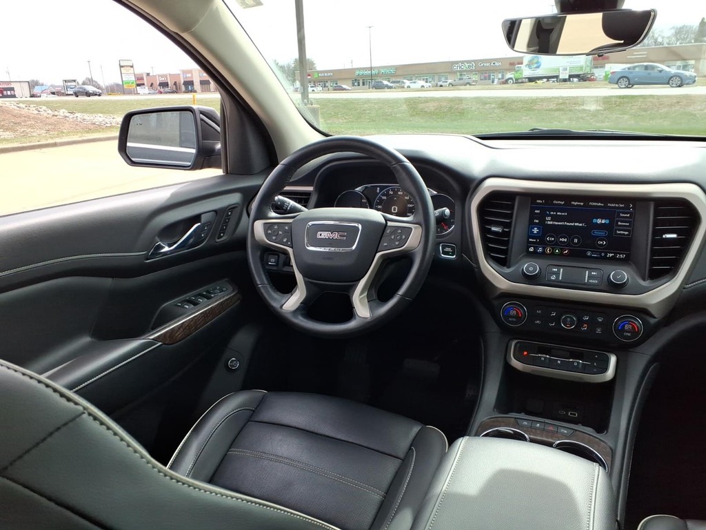 GMC Acadia Vehicle Full-screen Gallery Image 6