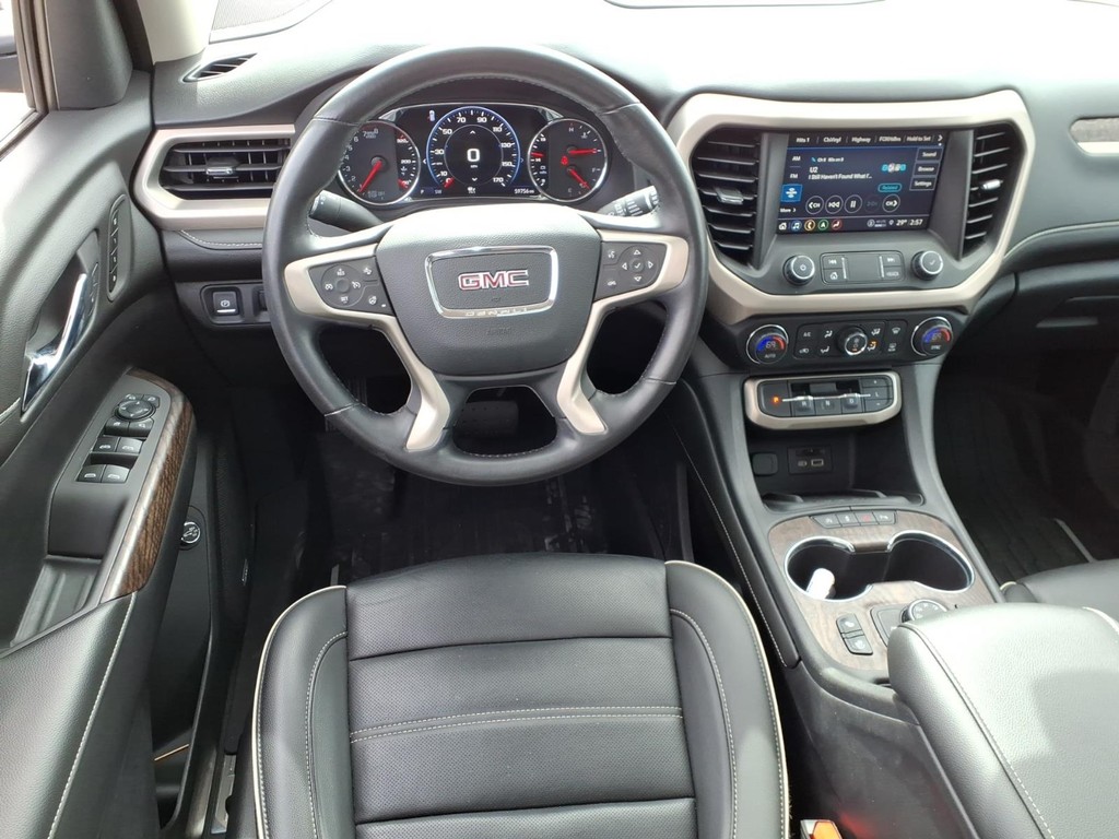 GMC Acadia Vehicle Full-screen Gallery Image 7