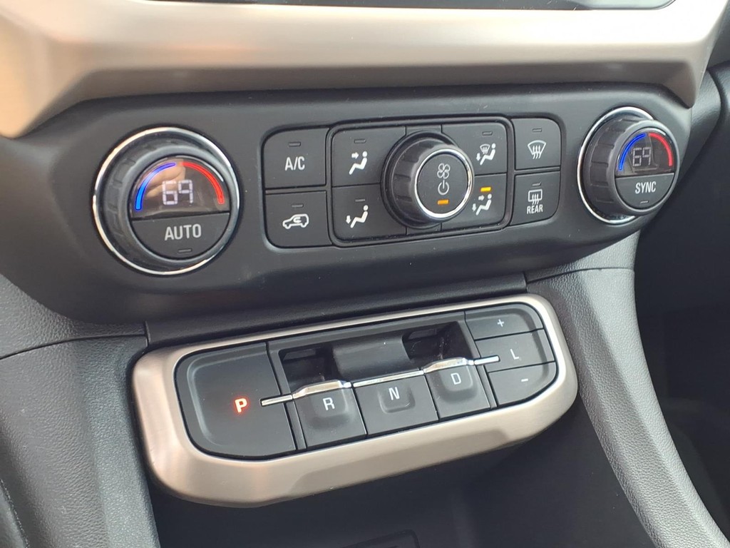 GMC Acadia Vehicle Full-screen Gallery Image 10