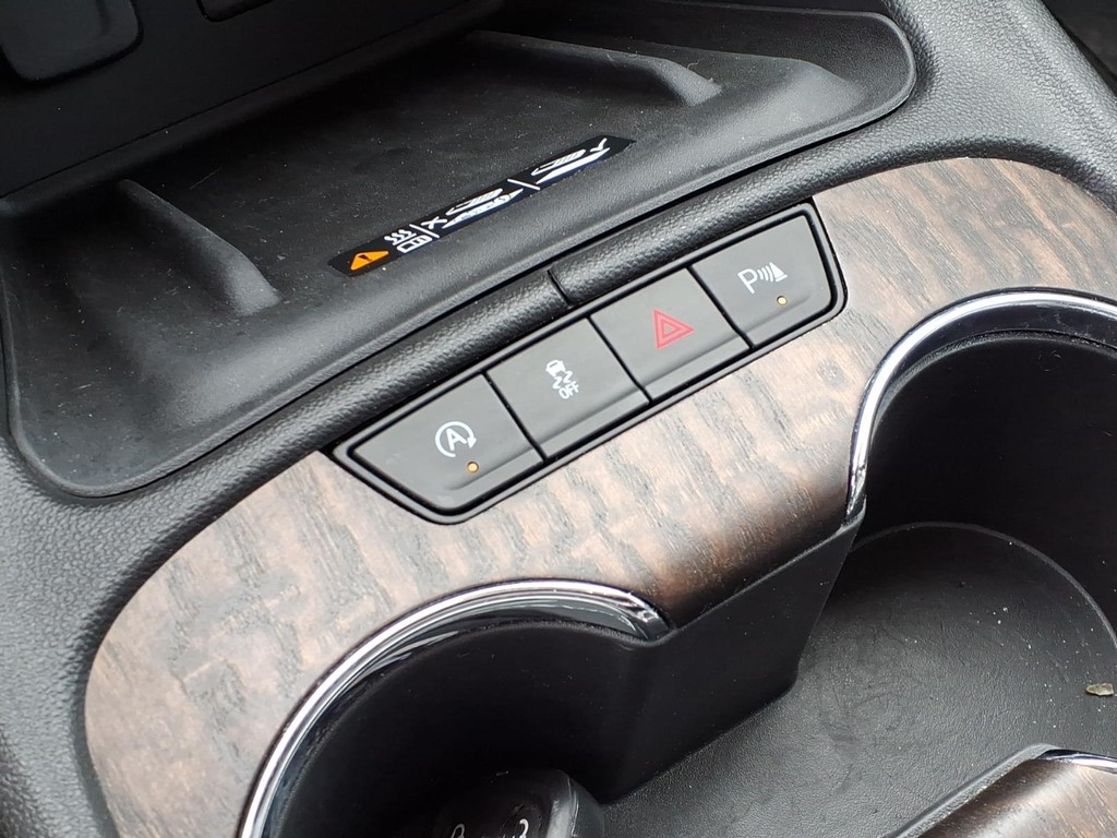 GMC Acadia Vehicle Full-screen Gallery Image 11