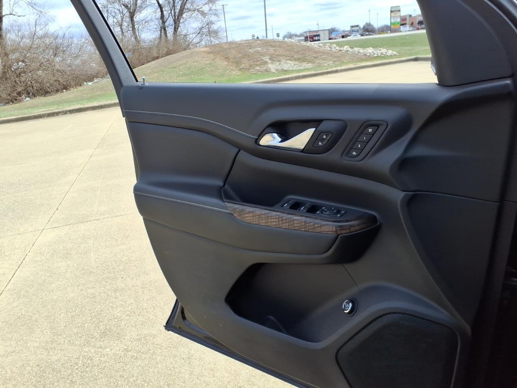 GMC Acadia Vehicle Full-screen Gallery Image 16