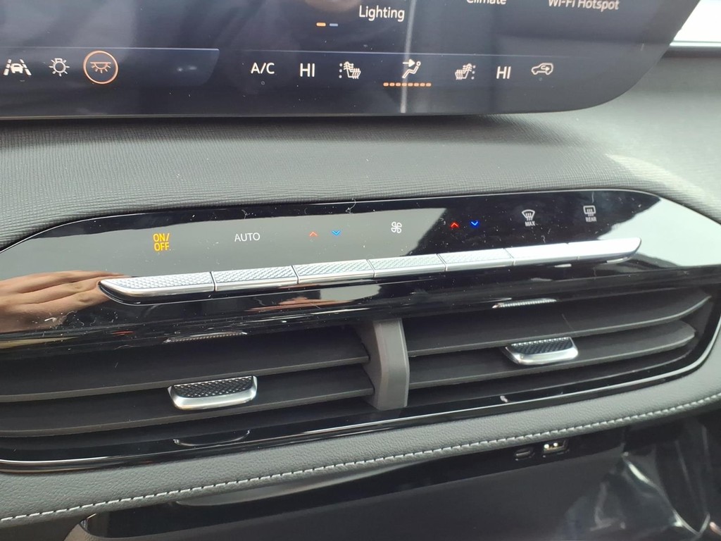 Buick Enclave Vehicle Full-screen Gallery Image 10