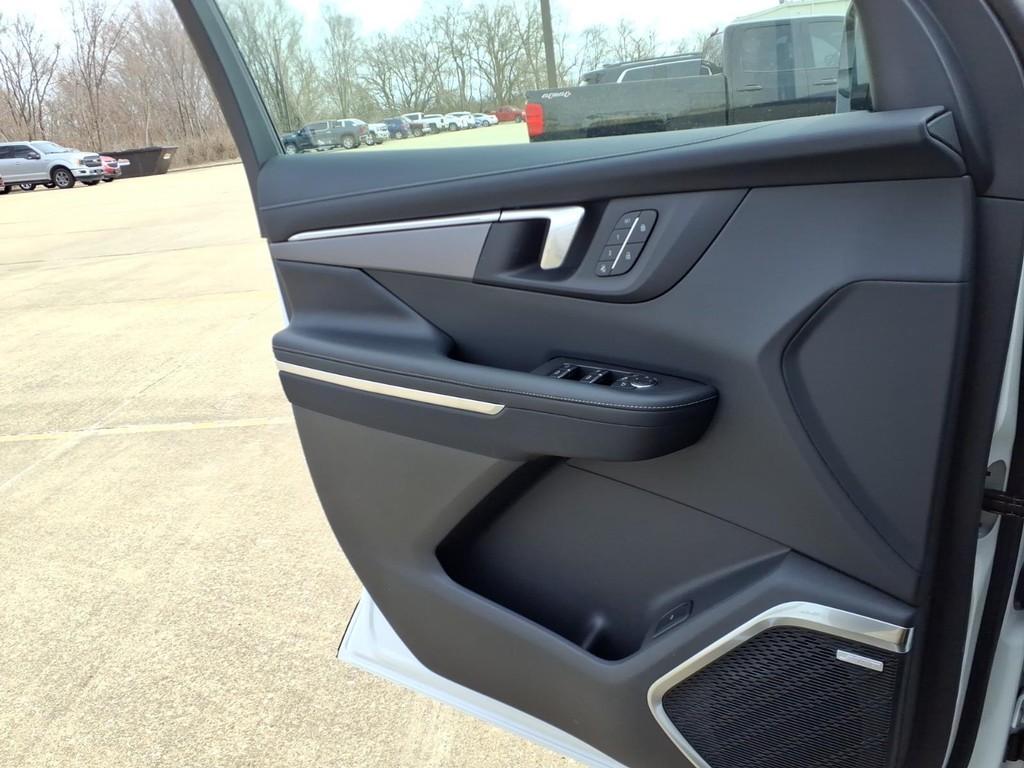 Buick Enclave Vehicle Full-screen Gallery Image 14