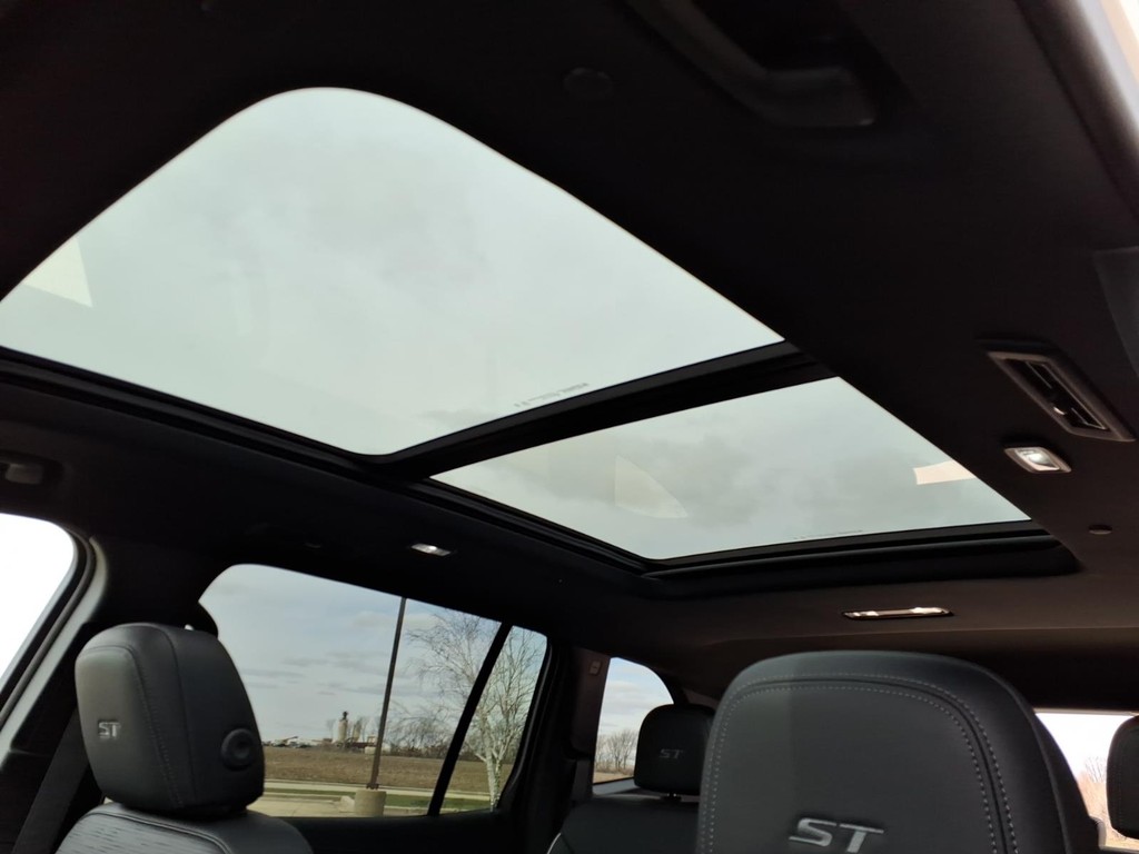 Buick Enclave Vehicle Full-screen Gallery Image 16