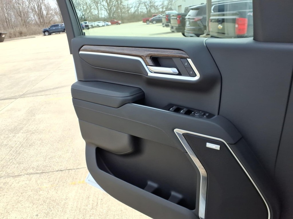 GMC Sierra 1500 Vehicle Full-screen Gallery Image 16