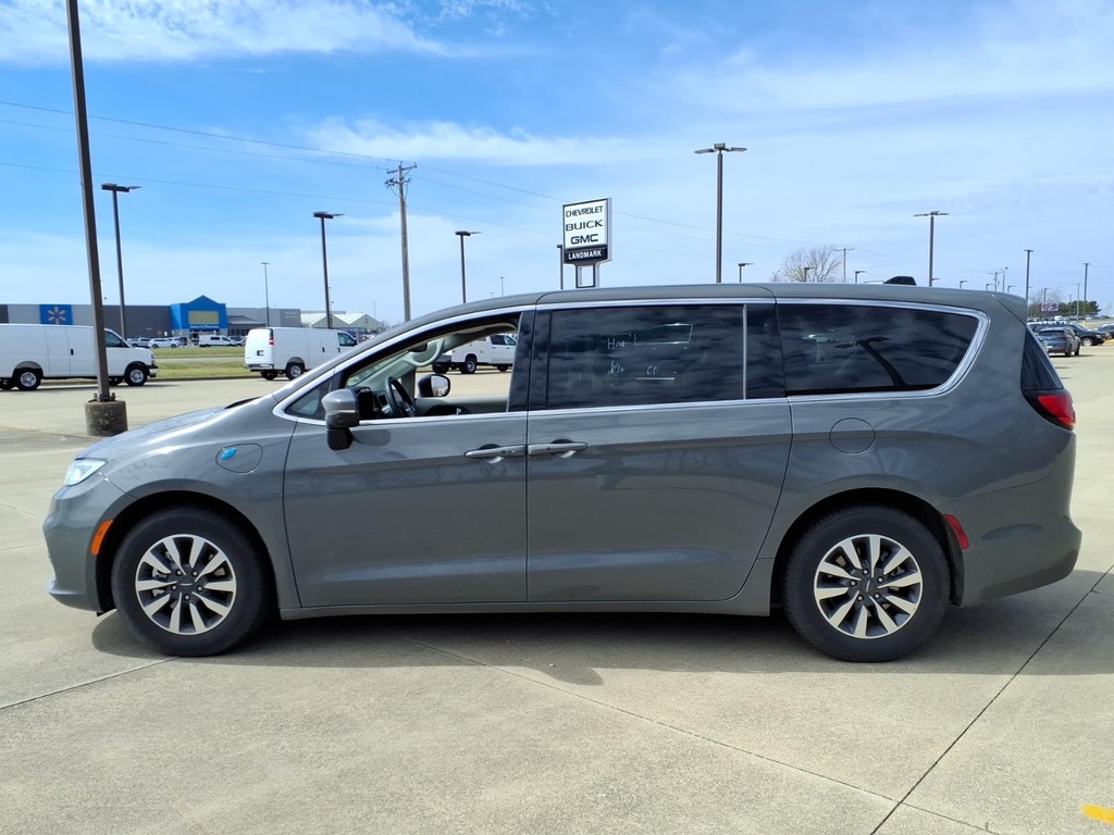 Chrysler Pacifica Vehicle Full-screen Gallery Image 02