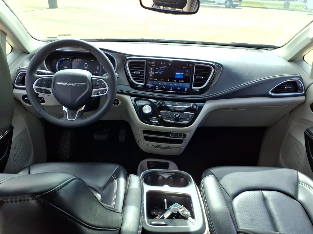 Chrysler Pacifica Vehicle Full-screen Gallery Image 04