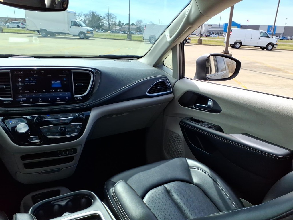 Chrysler Pacifica Vehicle Full-screen Gallery Image 05