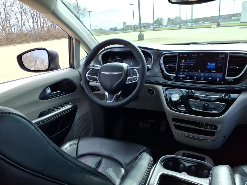 Chrysler Pacifica Vehicle Full-screen Gallery Image 06