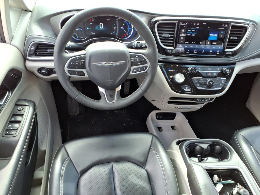 Chrysler Pacifica Vehicle Full-screen Gallery Image 07