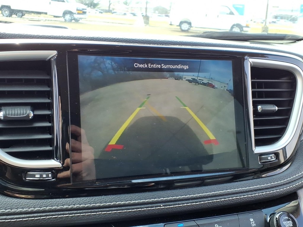 Chrysler Pacifica Vehicle Full-screen Gallery Image 09