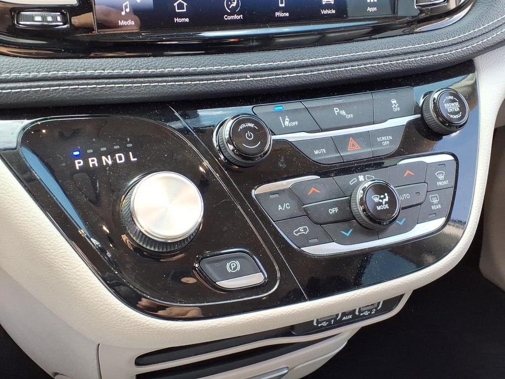 Chrysler Pacifica Vehicle Full-screen Gallery Image 10