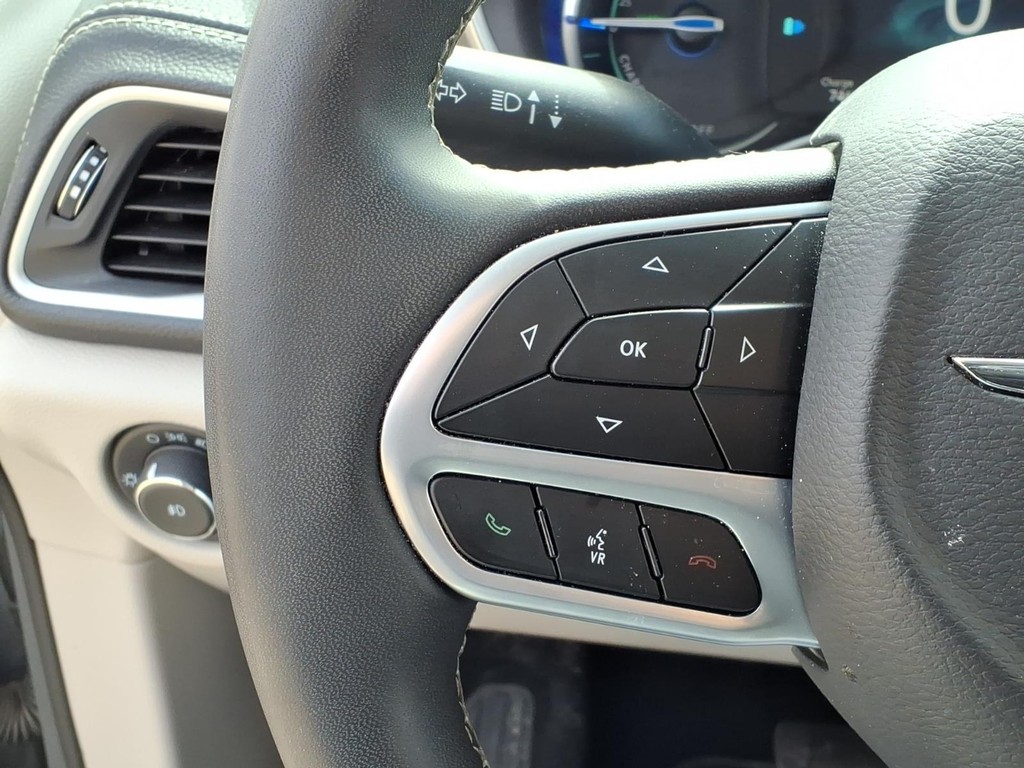 Chrysler Pacifica Vehicle Full-screen Gallery Image 11