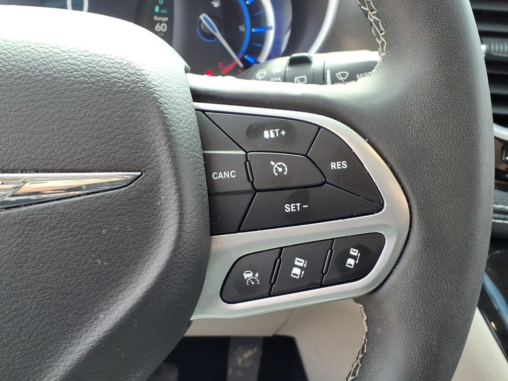Chrysler Pacifica Vehicle Full-screen Gallery Image 12