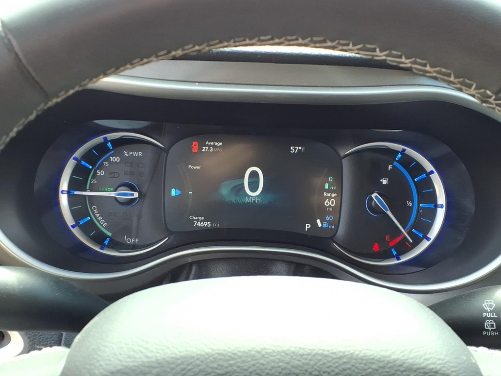 Chrysler Pacifica Vehicle Full-screen Gallery Image 13