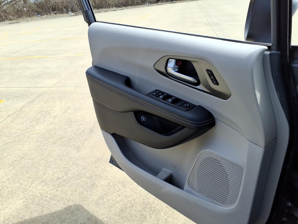 Chrysler Pacifica Vehicle Full-screen Gallery Image 14