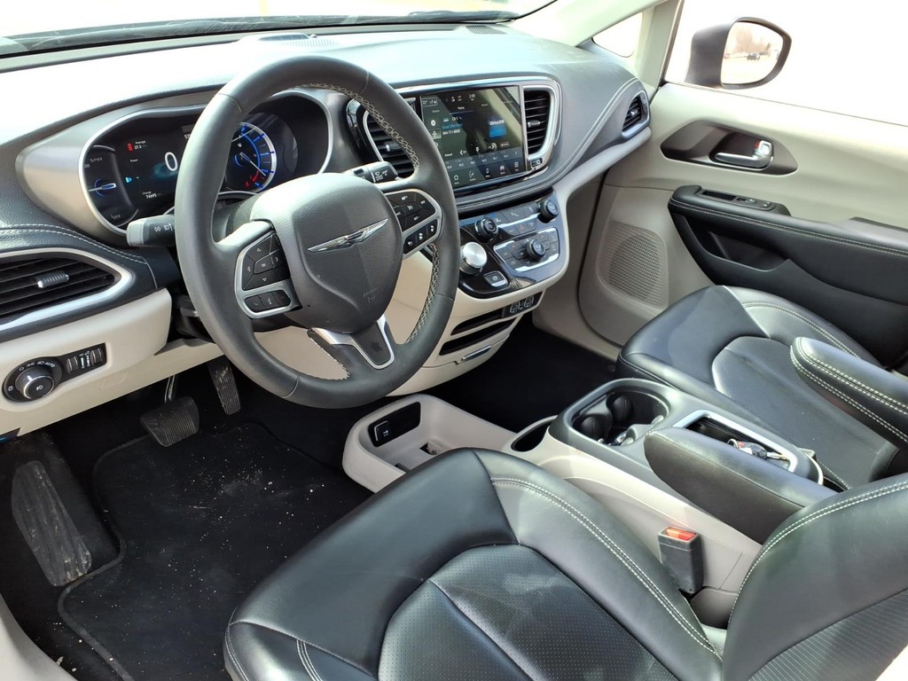 Chrysler Pacifica Vehicle Full-screen Gallery Image 15